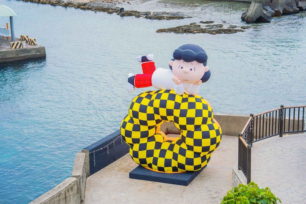 2026情人節限定打卡點！超巨大「史努比焦糖巧克力甜甜圈、露西波堤圈」主題燈飾限時30天登場！-4