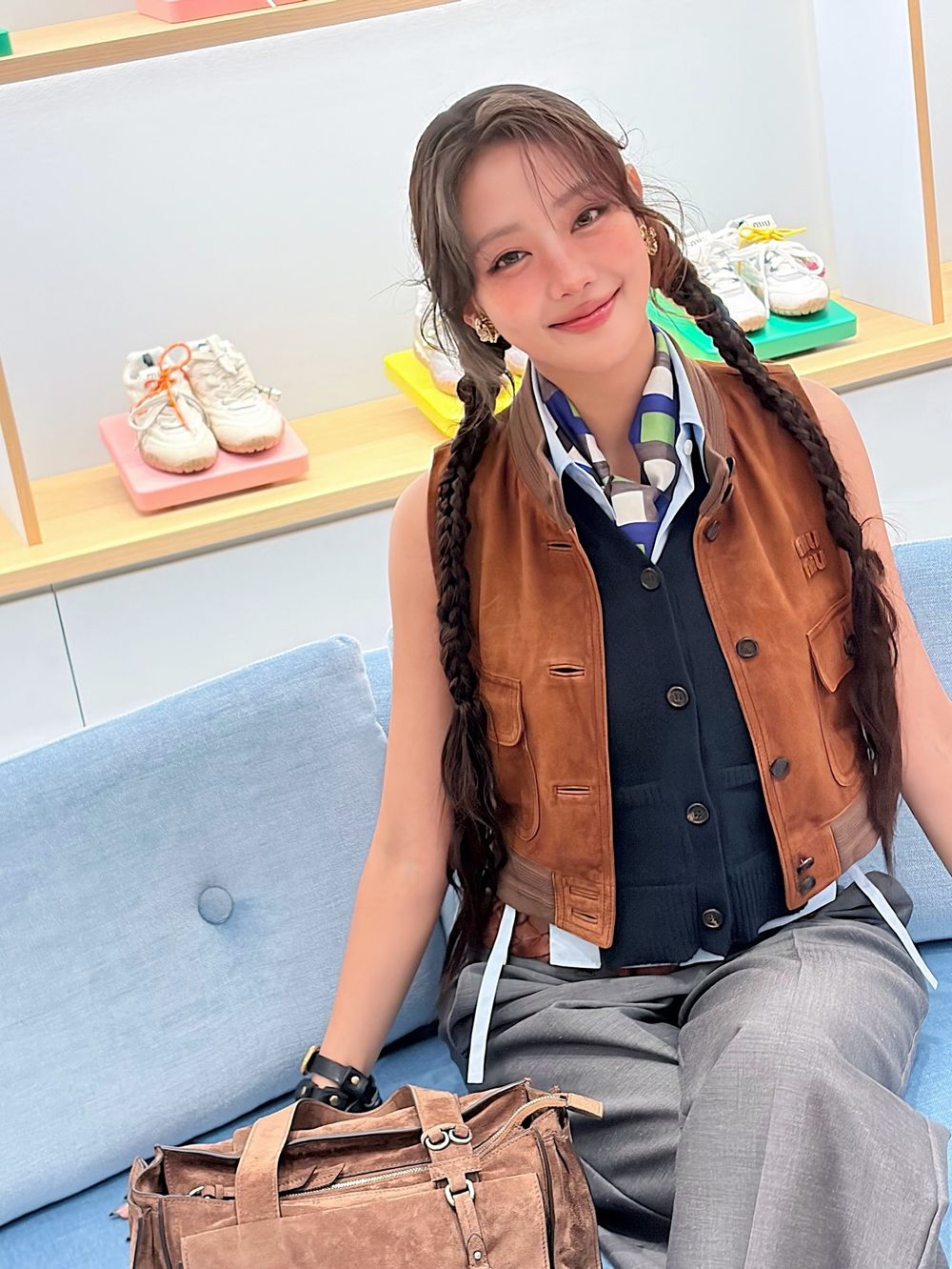 Miu Miu又帶起新風潮？！極致短「綁帶小背心」是接下來預爆款！Minnie也搶先穿上！-4