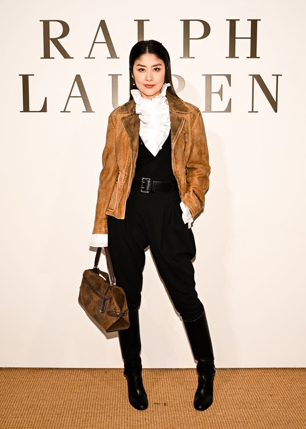 Ralph Lauren秀場全是女神！Krystal單穿黑Bra大秀川字腹肌、安海瑟薇大露美背辣度破表！-6