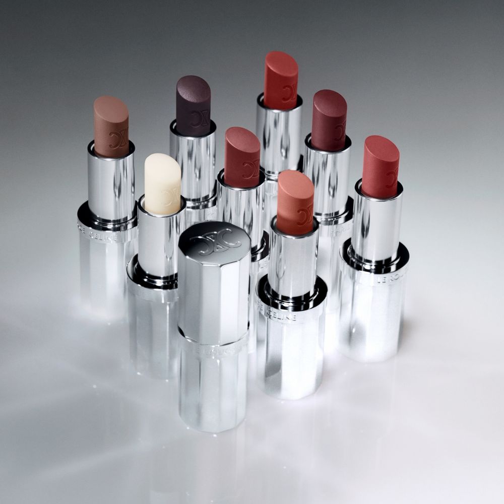 2026最想搶的精品唇膏登場！CELINE全新「霧光潤唇膏」優雅上市，凱旋門LOGO銀管＋高訂玫瑰潤唇質地、美到失控！-2