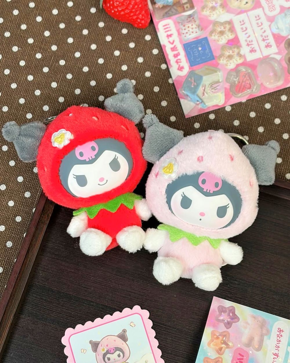 2026草莓季限定三麗鷗太可愛！超呆萌「草莓布丁狗絨毛吊飾、草莓Hello Kitty鑰匙圈」草莓控必買！-9