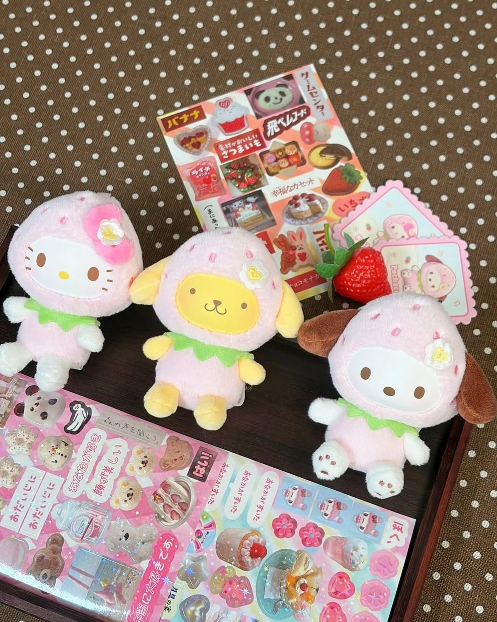 2026草莓季限定三麗鷗太可愛！超呆萌「草莓布丁狗絨毛吊飾、草莓Hello Kitty鑰匙圈」草莓控必買！-8