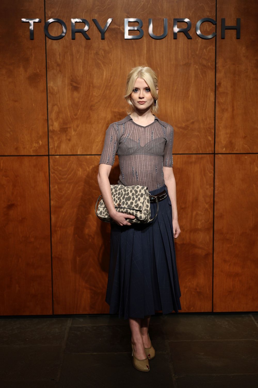 人間水精靈來了！i-dle宋雨琦「水藍色套裝」現身TORY BURCH大秀！高清照美的不科學！-6