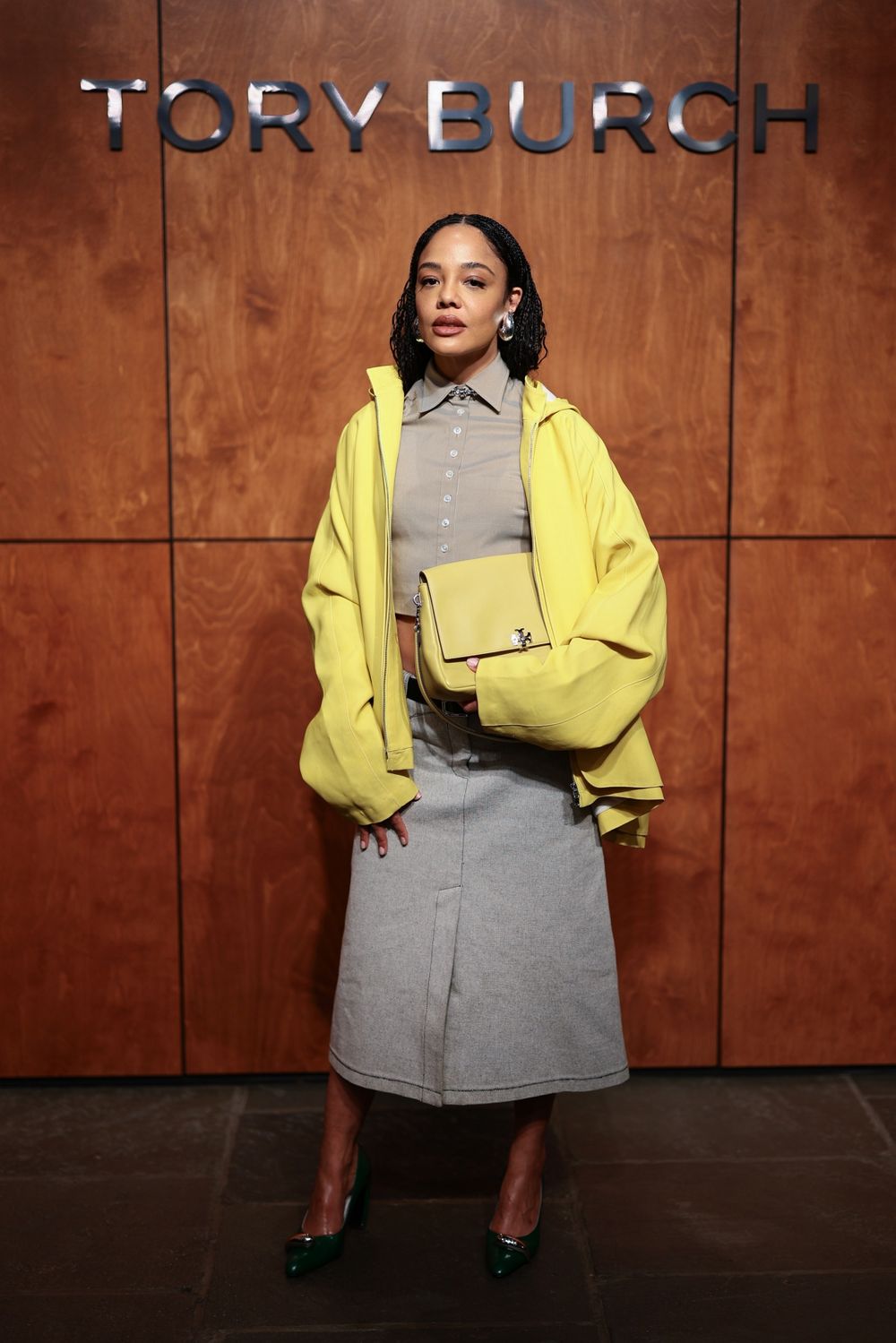 人間水精靈來了！i-dle宋雨琦「水藍色套裝」現身TORY BURCH大秀！高清照美的不科學！-5