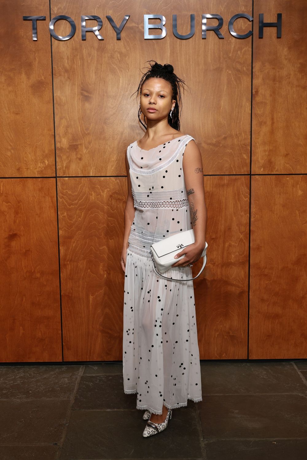 人間水精靈來了！i-dle宋雨琦「水藍色套裝」現身TORY BURCH大秀！高清照美的不科學！-7