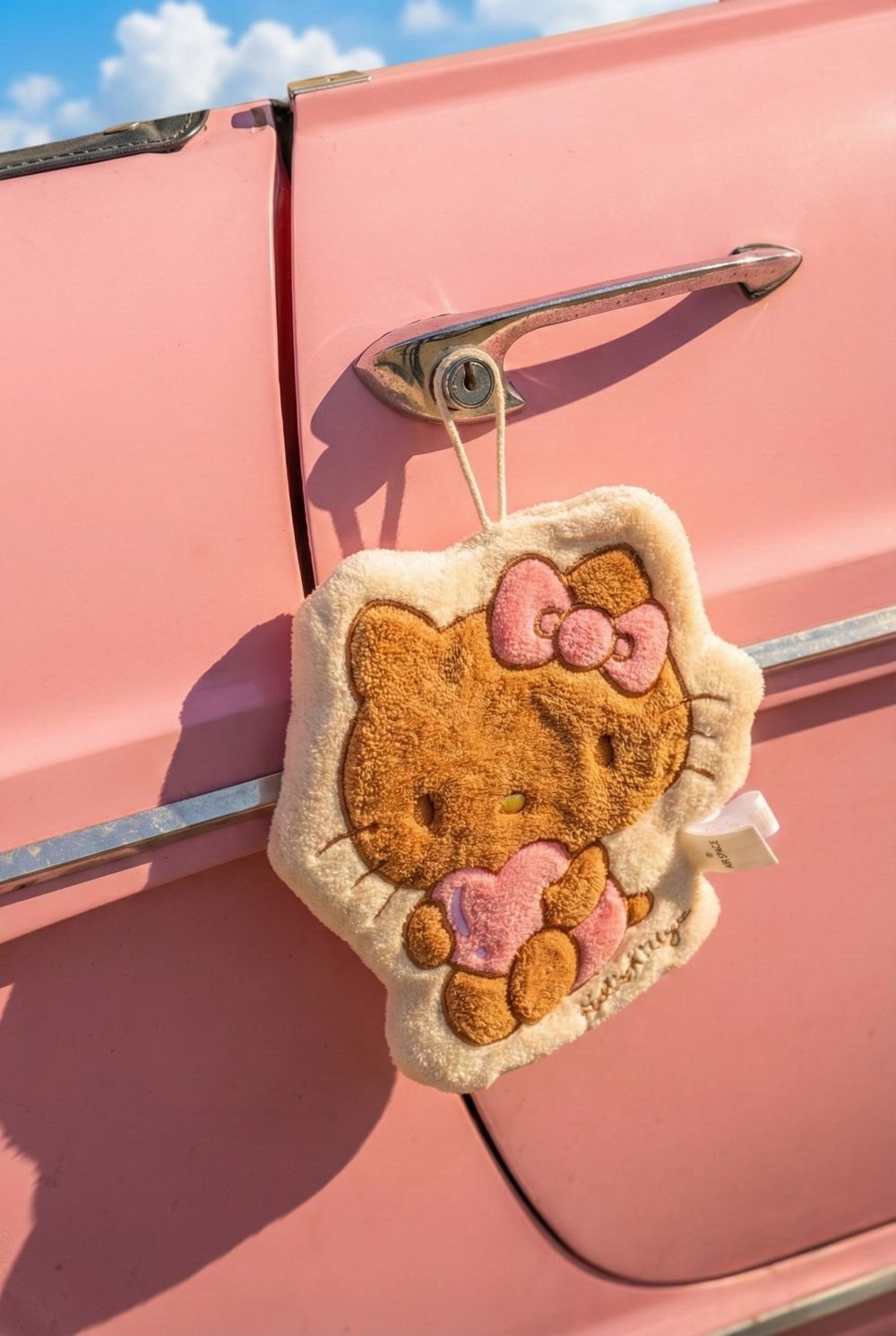 呼叫Kitty戰士！AIR SPACE再推「烤焦版Kitty」聯名！曬黑吊飾、小臉上衣...錯過會哭！-14