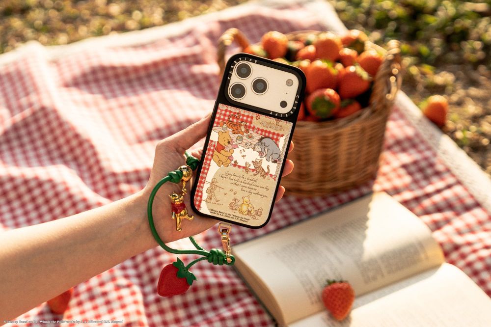 維尼粉融化！CASETiFY最新聯名是小熊維尼！插畫感「田園風格」超療癒、草莓手機吊飾得收藏！-5