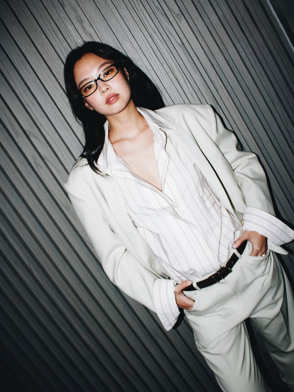 Jennie最新IG美照那件「CK牛仔褲」全網都在問！更多金珍妮同款神褲一次看！-6