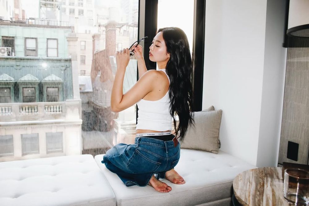 Jennie最新IG美照那件「CK牛仔褲」全網都在問！更多金珍妮同款神褲一次看！-7