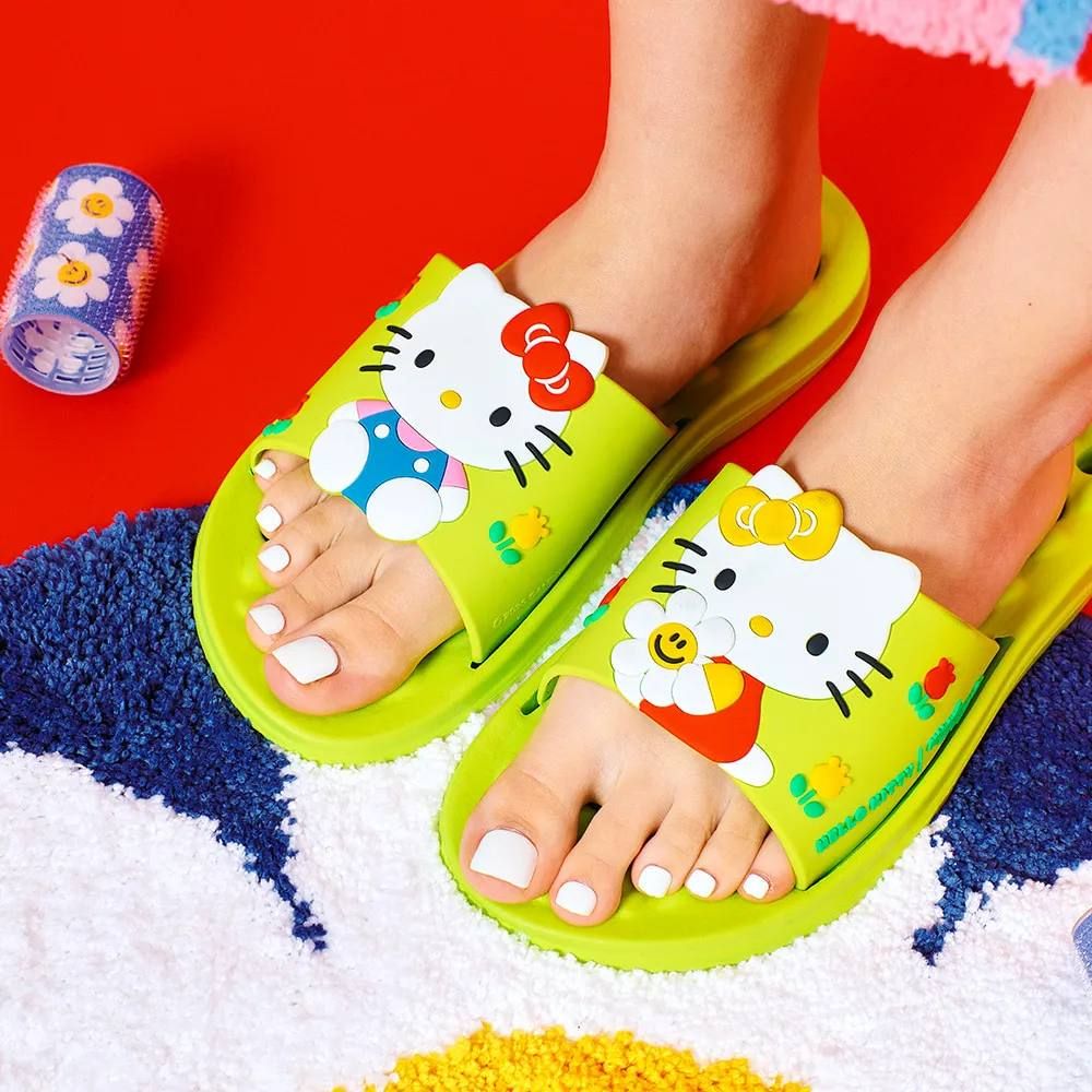 Hello Kitty跟韓國潮牌聯名啦！超可愛「抱小花凱蒂貓鑰匙圈、大頭Kitty毛絨拖鞋」全都太想買！-9