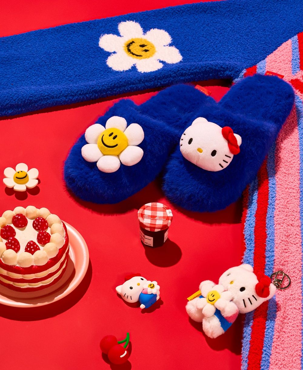 Hello Kitty跟韓國潮牌聯名啦！超可愛「抱小花凱蒂貓鑰匙圈、大頭Kitty毛絨拖鞋」全都太想買！-17