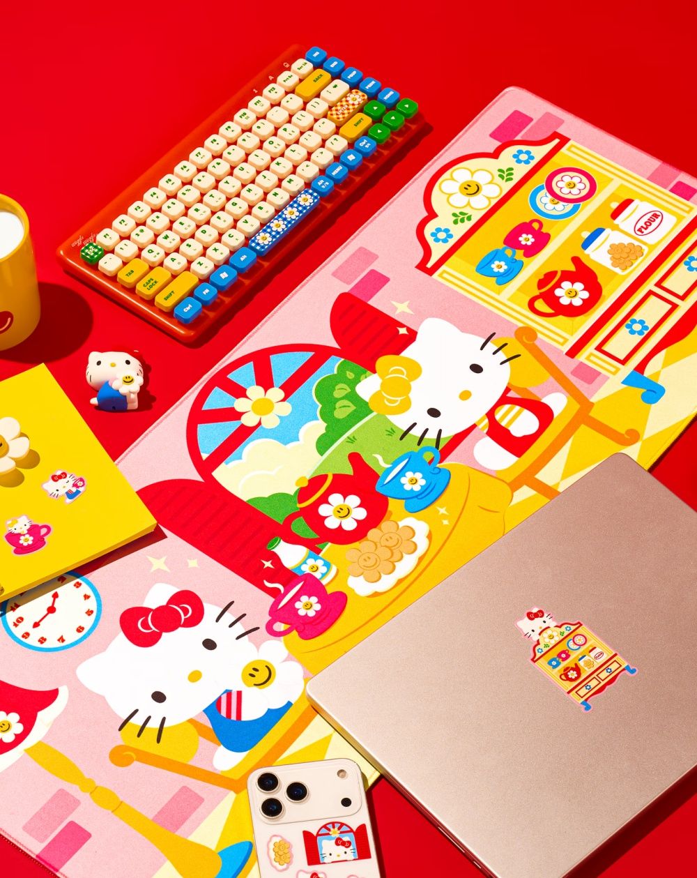 Hello Kitty跟韓國潮牌聯名啦！超可愛「抱小花凱蒂貓鑰匙圈、大頭Kitty毛絨拖鞋」全都太想買！-18