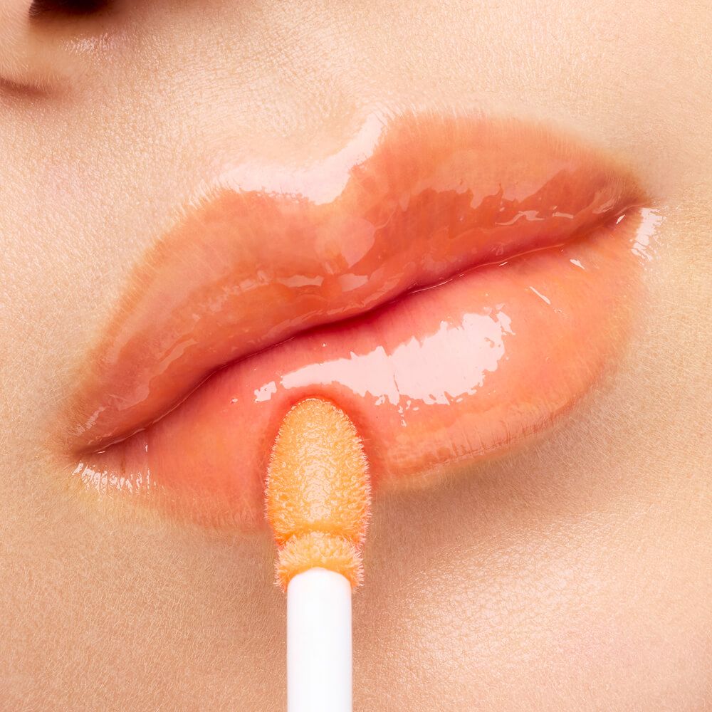 植村秀打造嘟嘟唇天花板！全新「玻光嘟唇棒」注入市場最高濃度護唇精華、澎彈玻璃妝感，養唇＋潤色＋嘟唇一抹搞定！-16