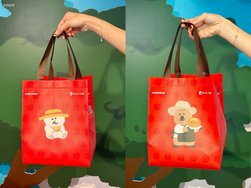 春上布丁蛋糕跟DINOTAENG聯名了！買限定蘋果蛋糕再送Q翻矮袋鼠提袋、滿額還能把貼紙帶回家！-2