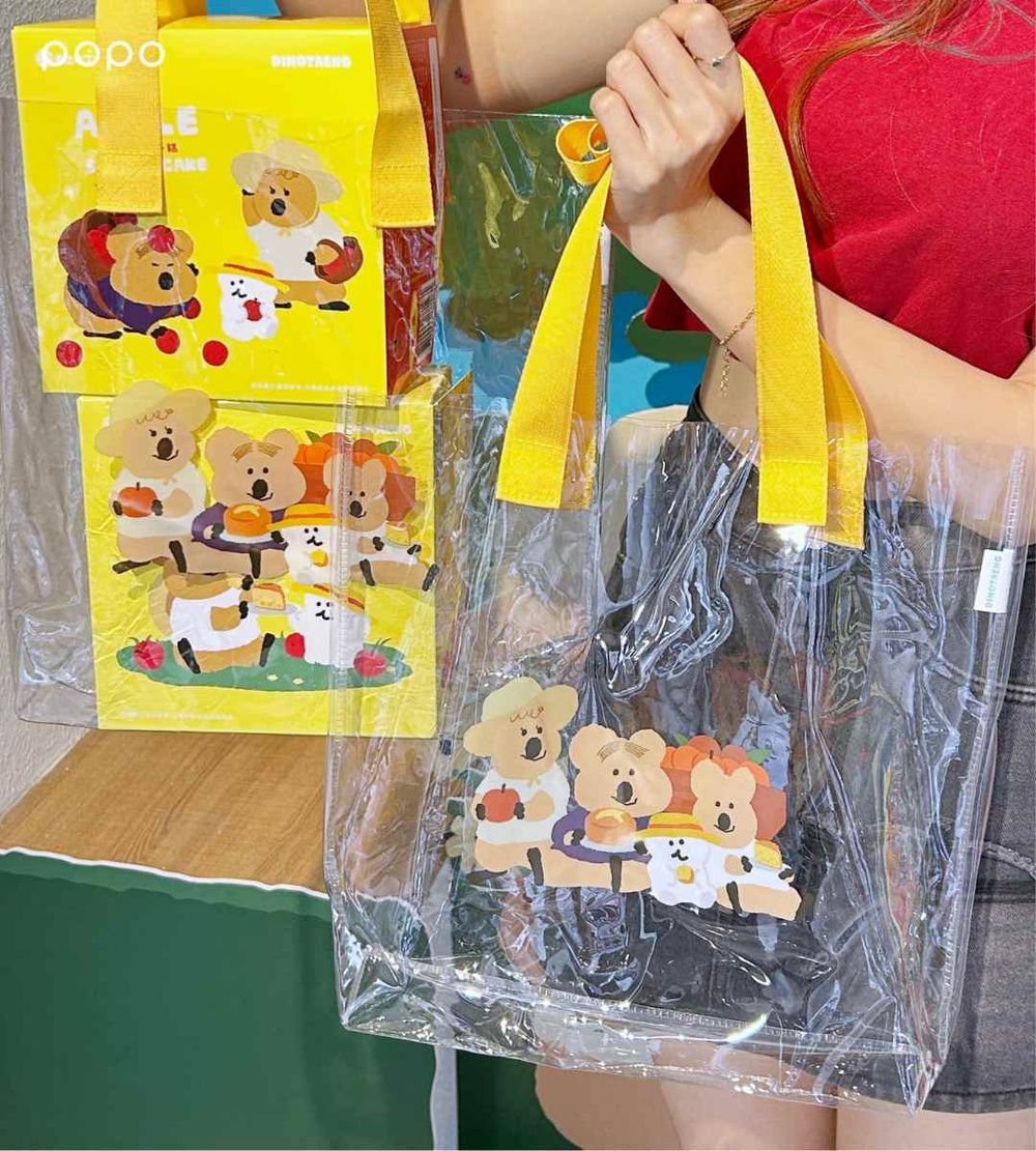 春上布丁蛋糕跟DINOTAENG聯名了！買限定蘋果蛋糕再送Q翻矮袋鼠提袋、滿額還能把貼紙帶回家！-3