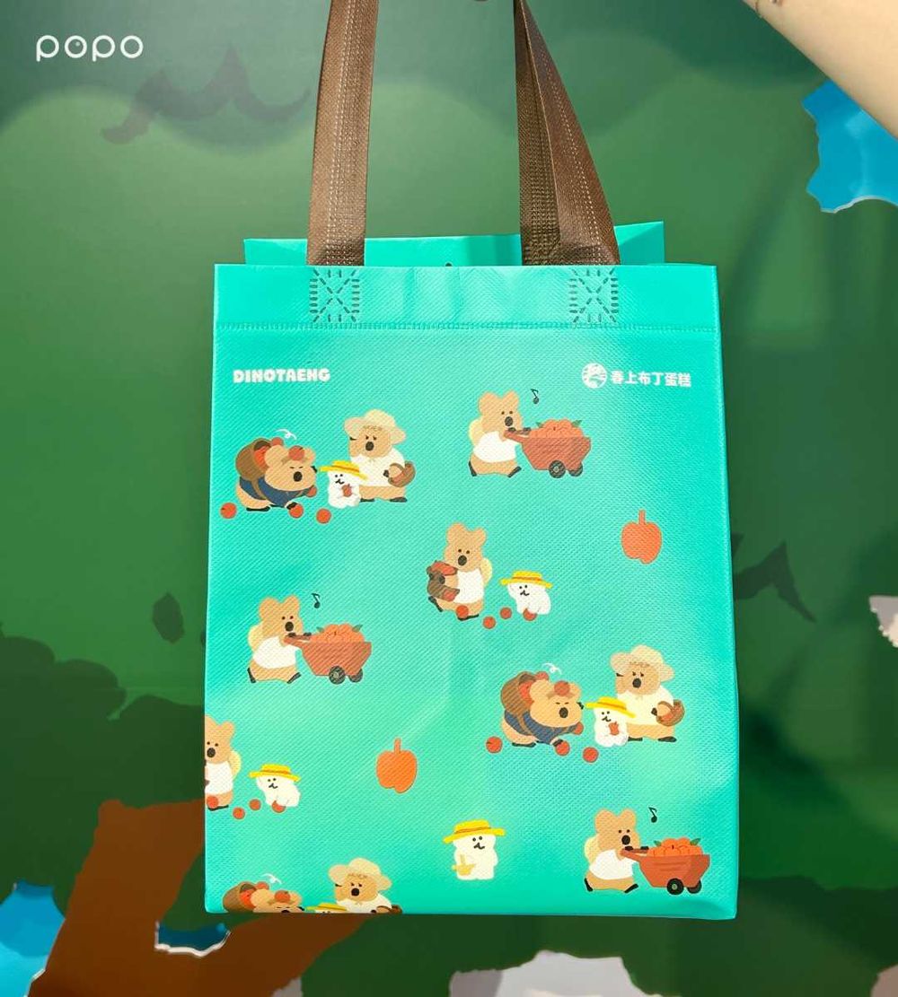 春上布丁蛋糕跟DINOTAENG聯名了！買限定蘋果蛋糕再送Q翻矮袋鼠提袋、滿額還能把貼紙帶回家！-4