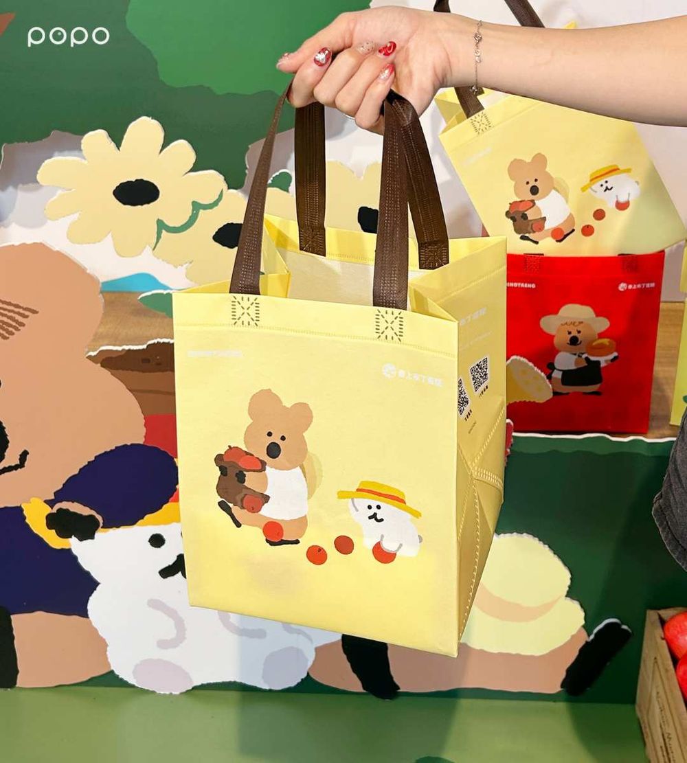 春上布丁蛋糕跟DINOTAENG聯名了！買限定蘋果蛋糕再送Q翻矮袋鼠提袋、滿額還能把貼紙帶回家！-6