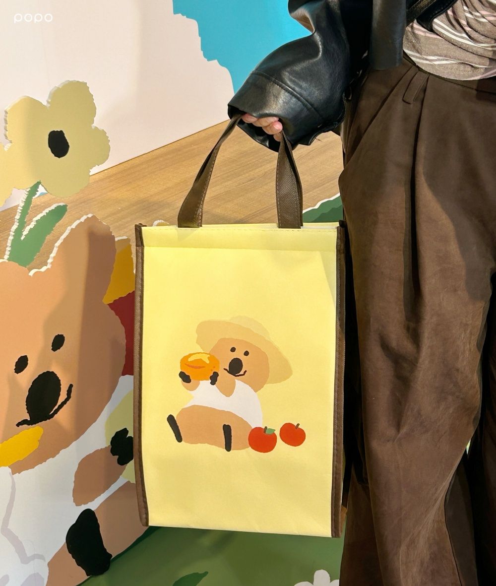 春上布丁蛋糕跟DINOTAENG聯名了！買限定蘋果蛋糕再送Q翻矮袋鼠提袋、滿額還能把貼紙帶回家！-15