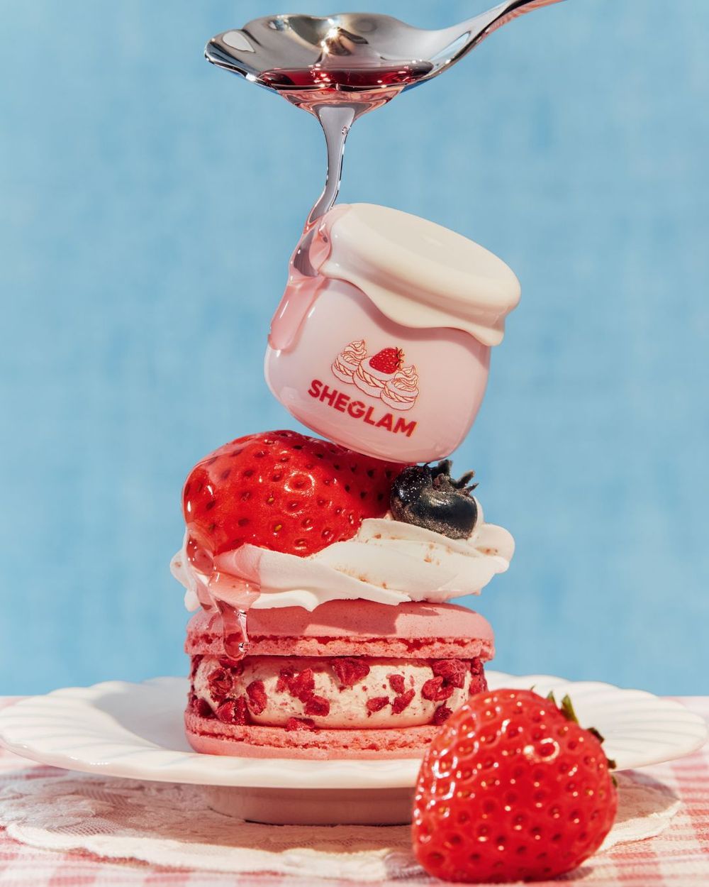 草莓甜點直接變妝容！SHEGLAM早春「草莓奶油甜點」彩妝夢幻登場，奶油飾底乳、草莓蛋糕腮紅霜、牛奶水可愛到犯規！-2