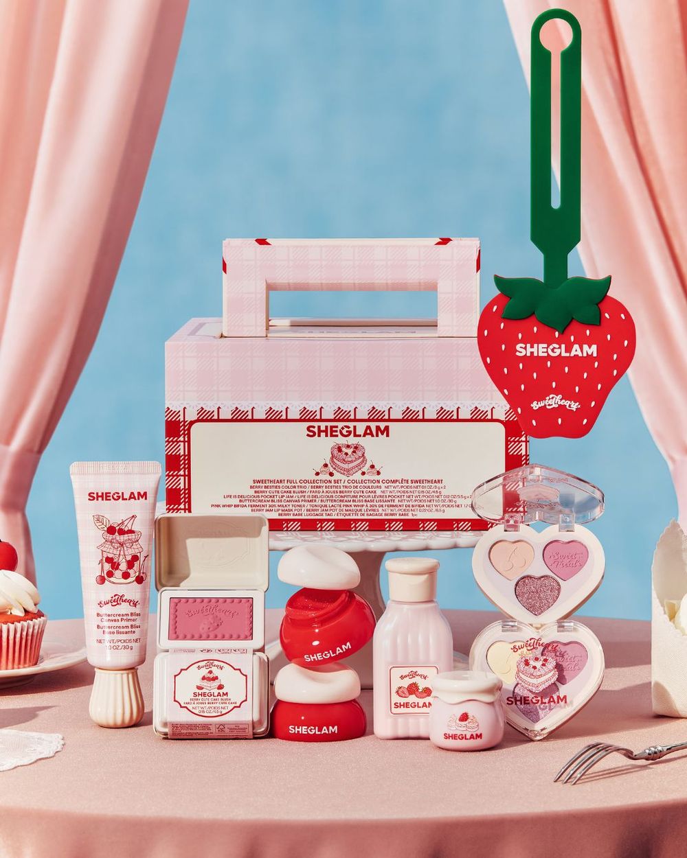 草莓甜點直接變妝容！SHEGLAM早春「草莓奶油甜點」彩妝夢幻登場，奶油飾底乳、草莓蛋糕腮紅霜、牛奶水可愛到犯規！-8