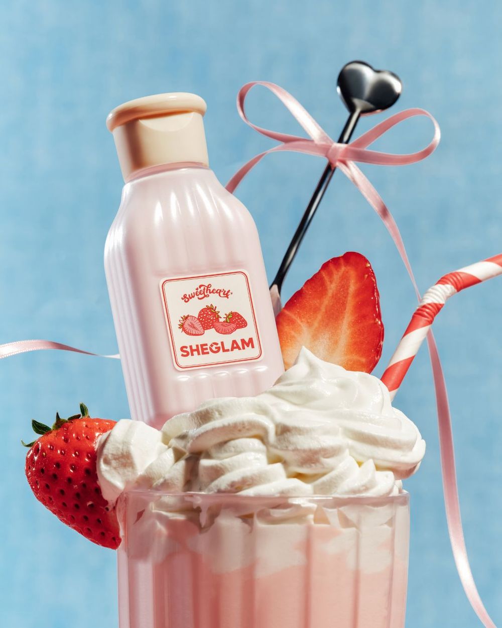 草莓甜點直接變妝容！SHEGLAM早春「草莓奶油甜點」彩妝夢幻登場，奶油飾底乳、草莓蛋糕腮紅霜、牛奶水可愛到犯規！-6