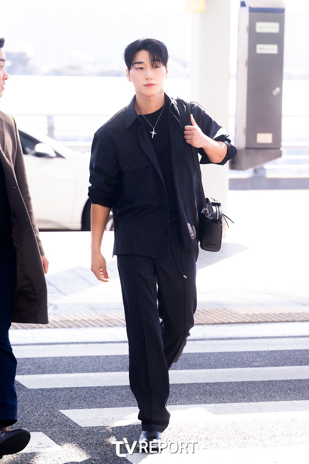 ATINY被可愛暈倒！ATEEZ崔傘出差Dolce & Gabbana米蘭大秀、機場狂飯撒！女神李聖經也出發了！-2