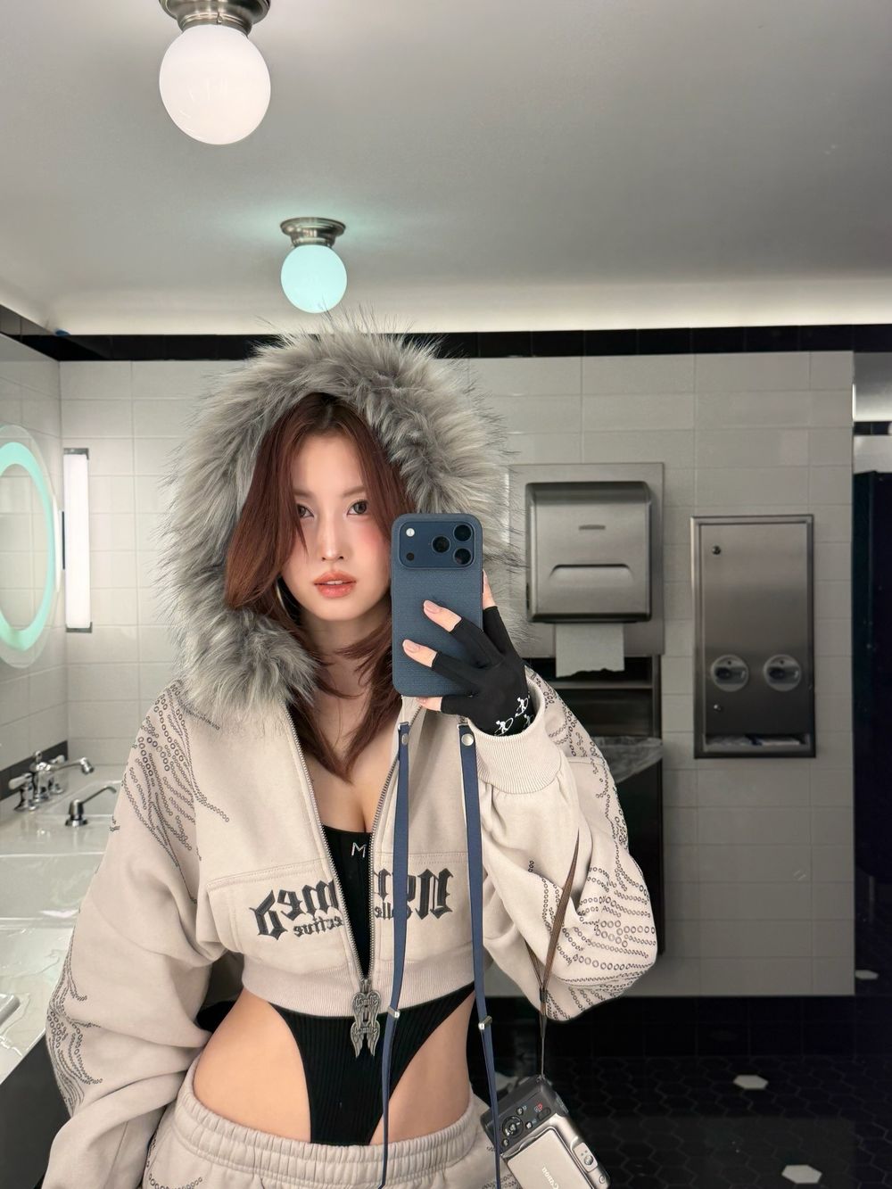 Momo超辣穿搭全網瘋狂！「危險深V連體衣」凹凸有致好身材、不愧是美胸女神代表！-5