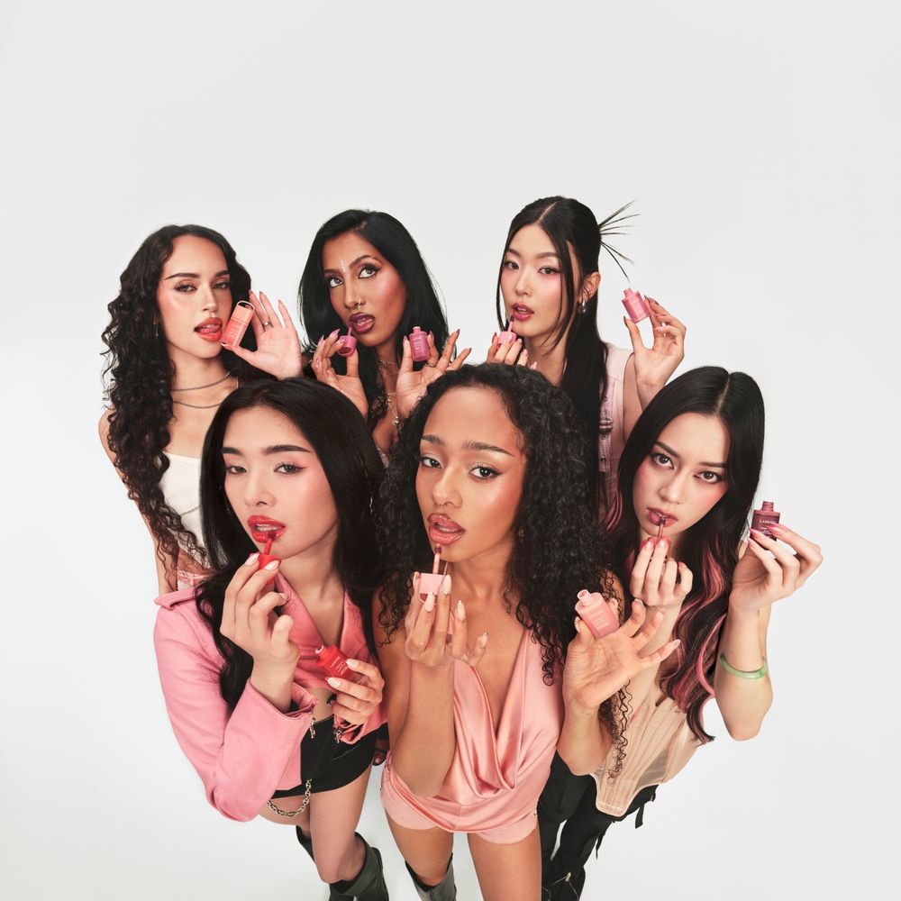 蘭芝宣布KATSEYE擔任全新品牌代言人！攜手打造「音色唇釉」，把音樂變成7種色選＋吊飾設計，再掀飾品彩妝風潮！-3