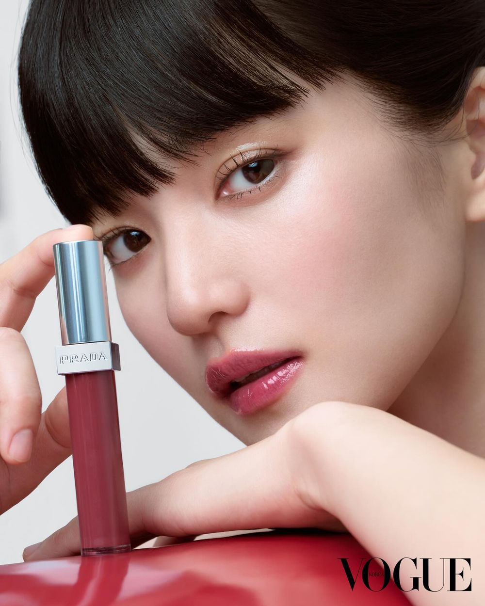 PRADA光凍唇釉上市洗版韓網！金泰梨同款色號全網瘋搶，一抹「果凍玻璃唇」秒完成、熱搜霸榜精品嘟唇王誕生！-14