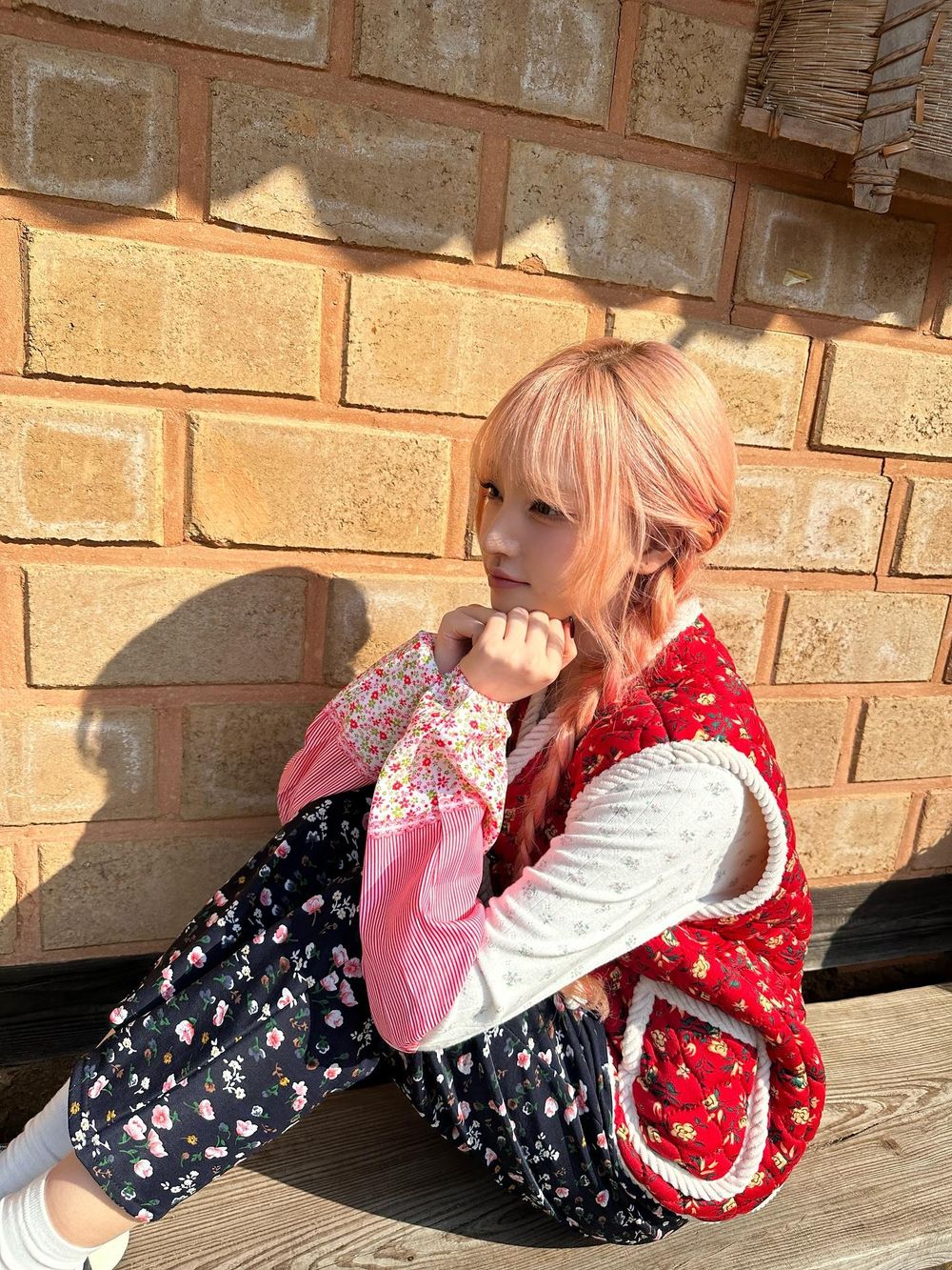 網評6位宅到出名的「棉被精靈」KPOP女偶像！Jisoo、IU不愛出門，宮脇咲良只想在家打電動！-12