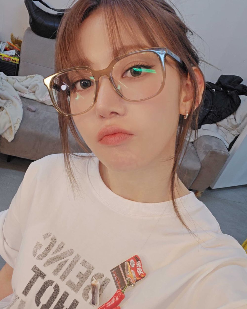 網評6位宅到出名的「棉被精靈」KPOP女偶像！Jisoo、IU不愛出門，宮脇咲良只想在家打電動！-8