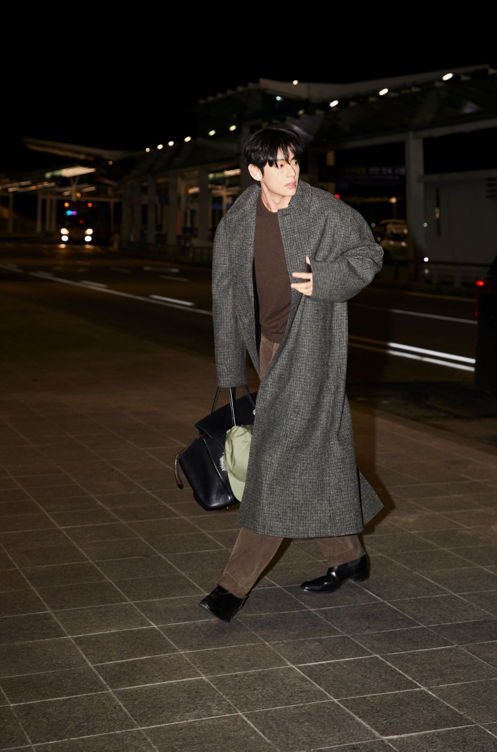 V金泰亨是冬天大衣之神！機場隨便走就像拍韓劇、這套根本《獵魔女團》Saja Boys真人版！-2