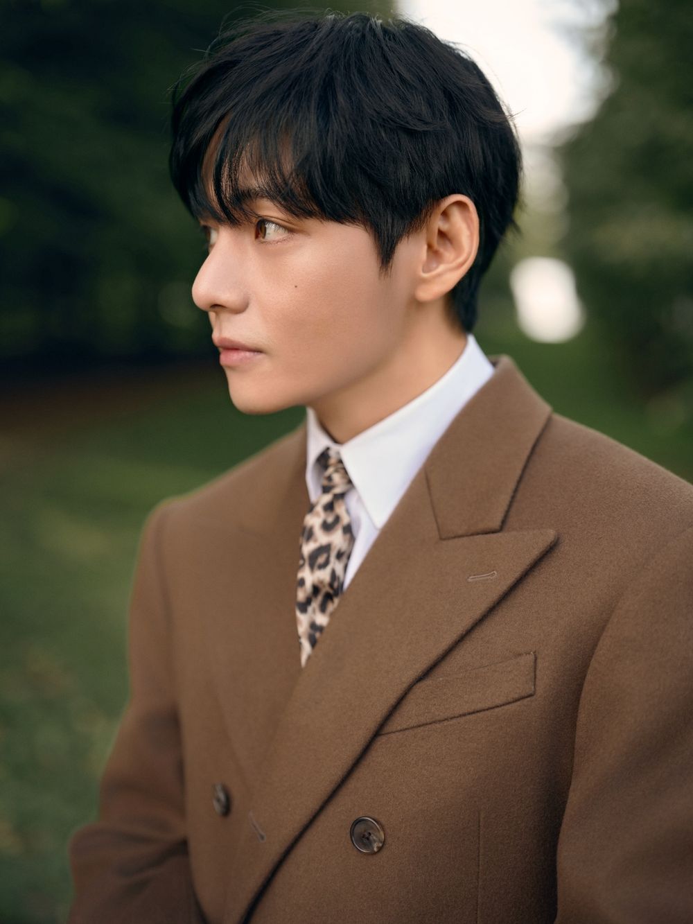 V金泰亨是冬天大衣之神！機場隨便走就像拍韓劇、這套根本《獵魔女團》Saja Boys真人版！-4