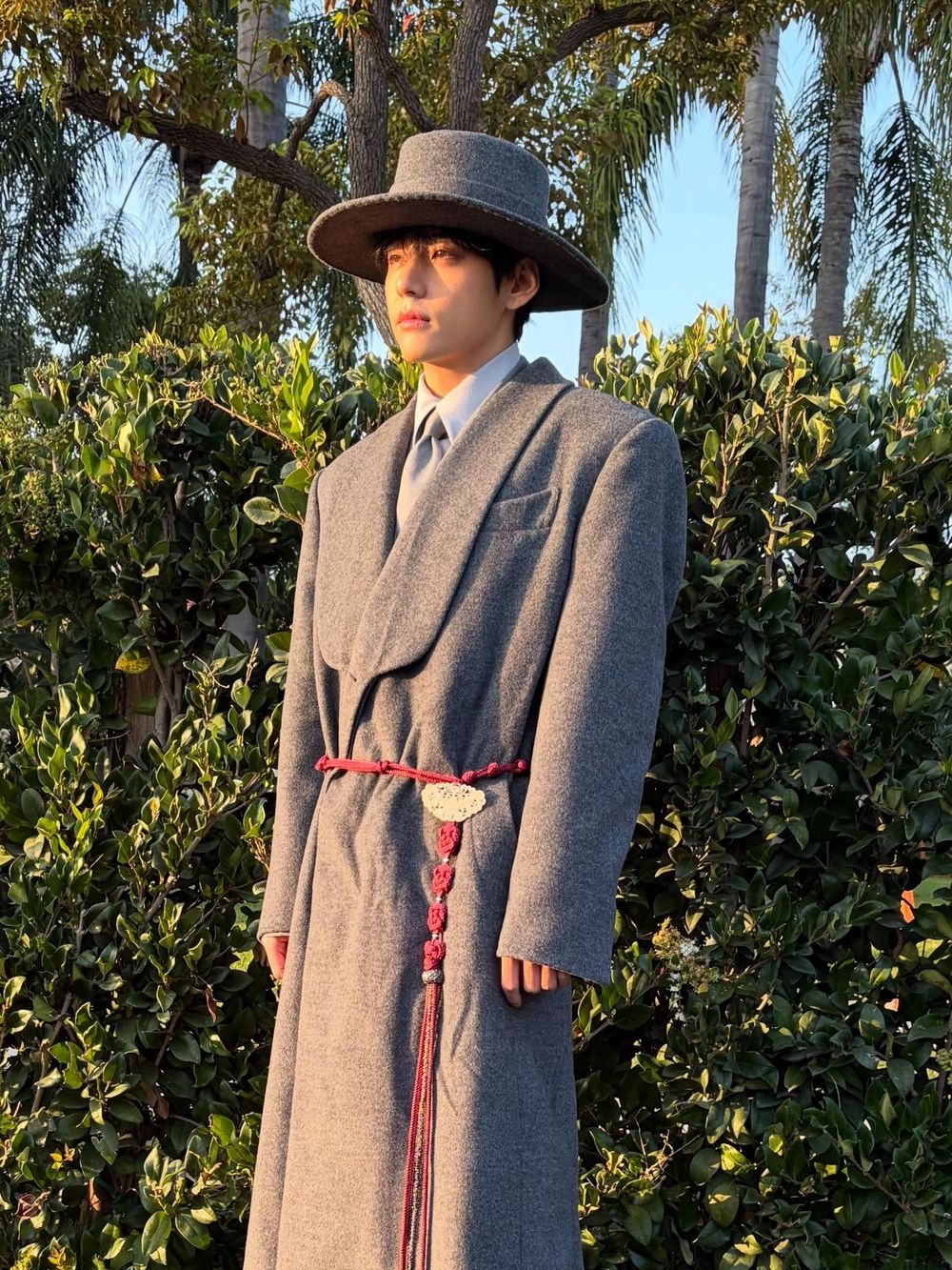 V金泰亨是冬天大衣之神！機場隨便走就像拍韓劇、這套根本《獵魔女團》Saja Boys真人版！-7