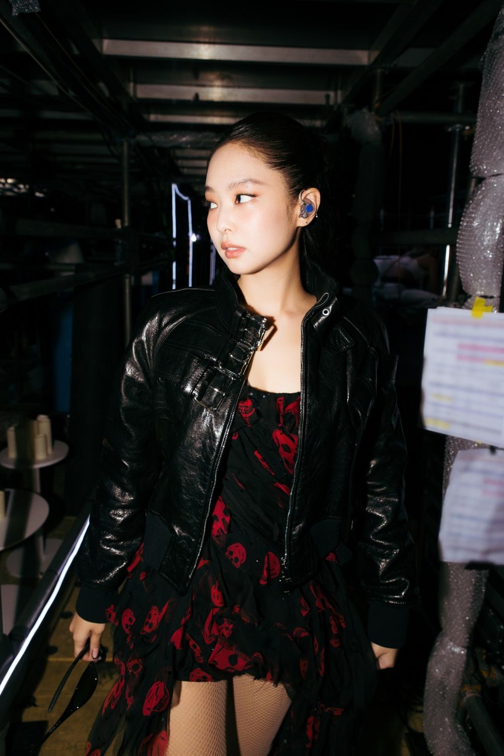 不是Dior、香奈兒！Jennie、Jisoo曼谷場演唱會「紅色戰服」爆討論！竟是由這品牌一手包辦！-5