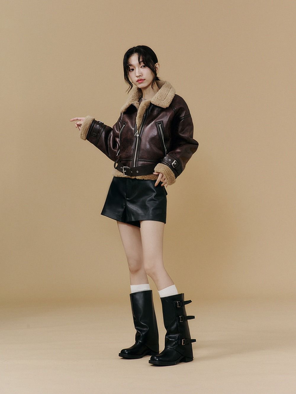 韓國女生都這樣穿！2025秋冬靴子穿搭重點公開！寬靴強勢回歸、皺摺細節是今年關鍵字！-17