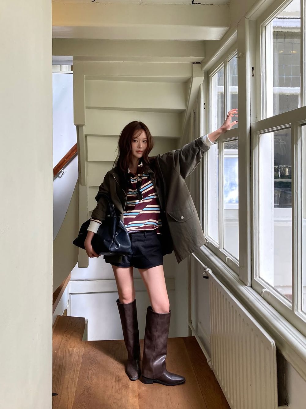 韓國女生都這樣穿！2025秋冬靴子穿搭重點公開！寬靴強勢回歸、皺摺細節是今年關鍵字！-18