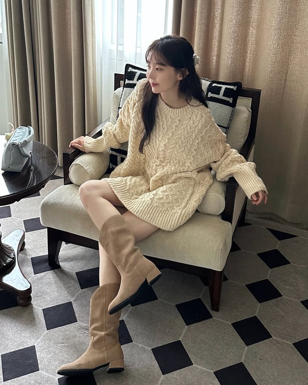 韓國女生都這樣穿！2025秋冬靴子穿搭重點公開！寬靴強勢回歸、皺摺細節是今年關鍵字！-7