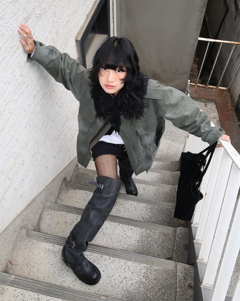 韓國女生都這樣穿！2025秋冬靴子穿搭重點公開！寬靴強勢回歸、皺摺細節是今年關鍵字！-9