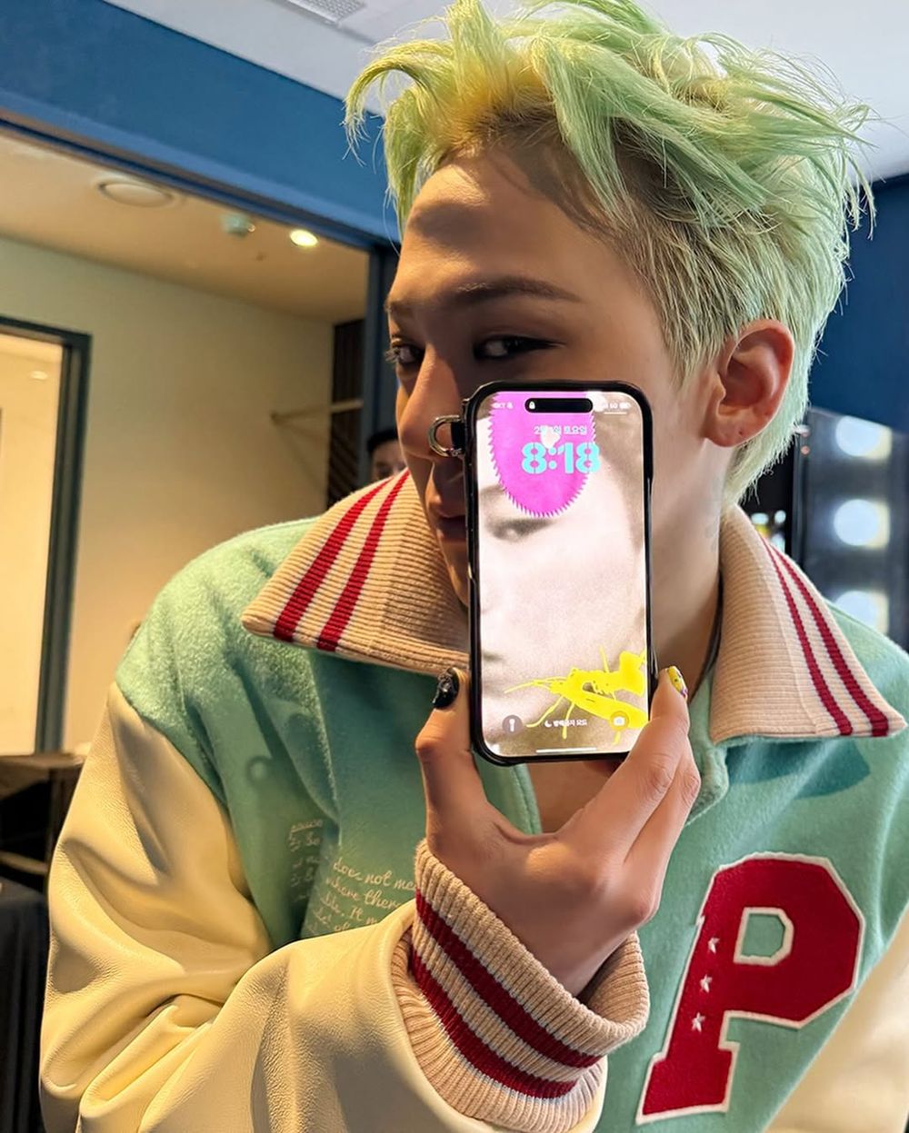 GD演唱會應援就這樣比！盤點G-Dragon最愛5大拍照姿勢、「貓咪影子&翅膀愛心」全都太可愛！-6