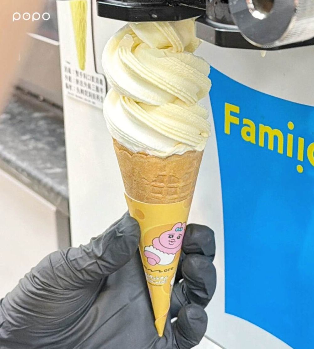 全家推「起司蛋糕霜淇淋」！搭15公分起司巧克湯匙餅乾太療癒、褲褲兔聯名紙杯&餅乾紙套Q翻！-5