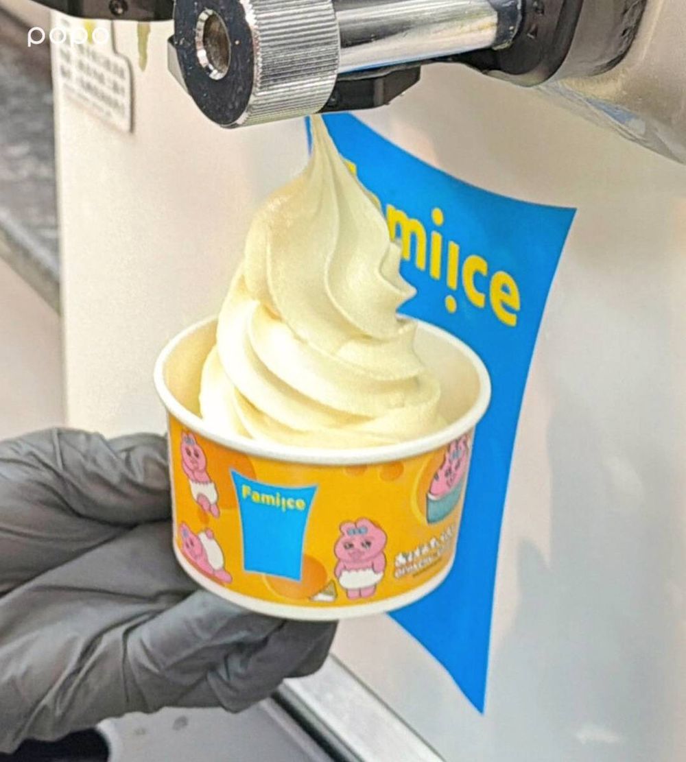 全家推「起司蛋糕霜淇淋」！搭15公分起司巧克湯匙餅乾太療癒、褲褲兔聯名紙杯&餅乾紙套Q翻！-4