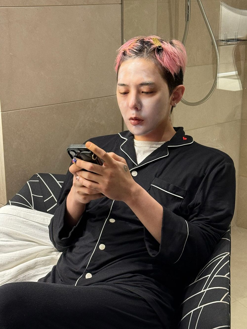 GD同款底妝找到了！化妝桌必擺雅詩蘭黛「粉持久、粉保濕」，加碼權志龍愛用居家擴香、洗髮精通通千元內入手！-12