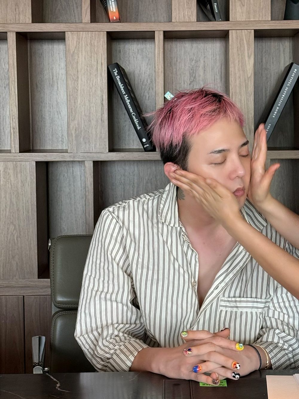 GD同款底妝找到了！化妝桌必擺雅詩蘭黛「粉持久、粉保濕」，加碼權志龍愛用居家擴香、洗髮精通通千元內入手！-15