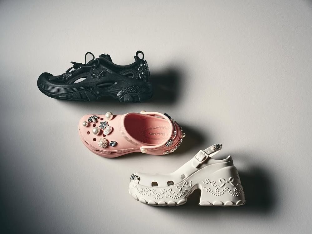 最夢幻Crocs洞洞鞋！再度聯名Simone Rocha！全新芭蕾風「瑪莉珍鞋、機能球鞋」呼聲超高！-4