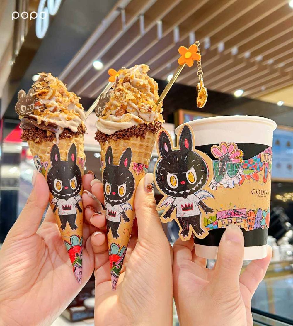 GODIVA又跟LABUBU聯名啦！超可愛造型巧克力、秋季限定「榛果巧克力霜淇淋」Q到捨不得吃！-7