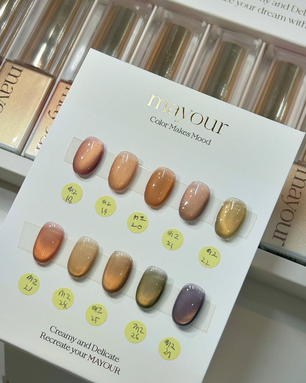 玻璃珠美甲正夯！秋冬「貓眼美甲」圖鑑，玻璃珠貓眼、愛心貓眼、亮片法式...，今年最流行摩卡棕＋霧霾藍！-5