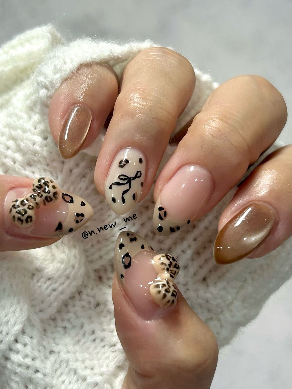 玻璃珠美甲正夯！秋冬「貓眼美甲」圖鑑，玻璃珠貓眼、愛心貓眼、亮片法式...，今年最流行摩卡棕＋霧霾藍！-6