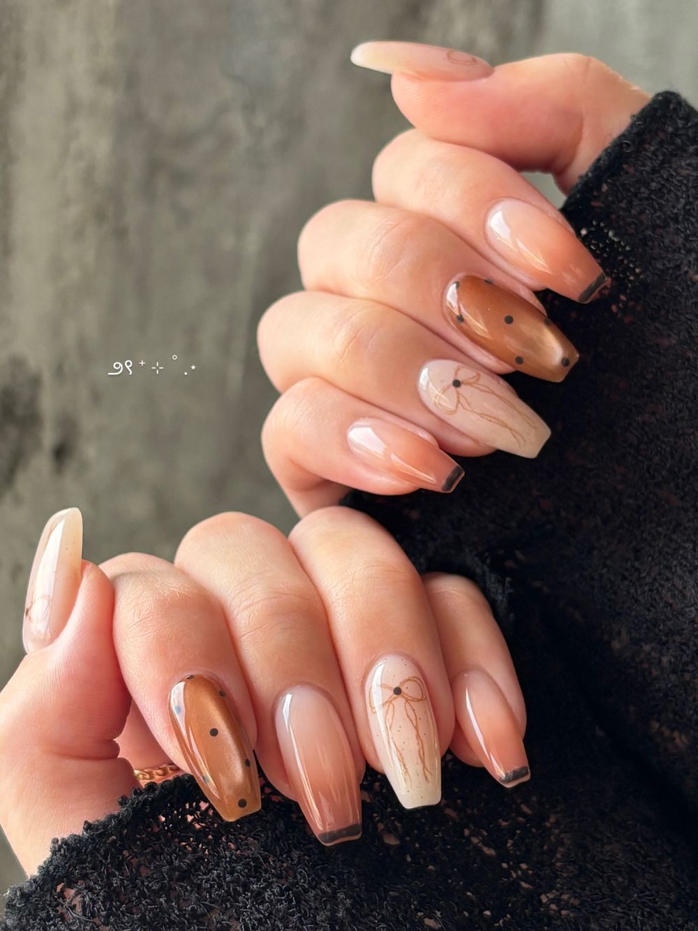 玻璃珠美甲正夯！秋冬「貓眼美甲」圖鑑，玻璃珠貓眼、愛心貓眼、亮片法式...，今年最流行摩卡棕＋霧霾藍！-9