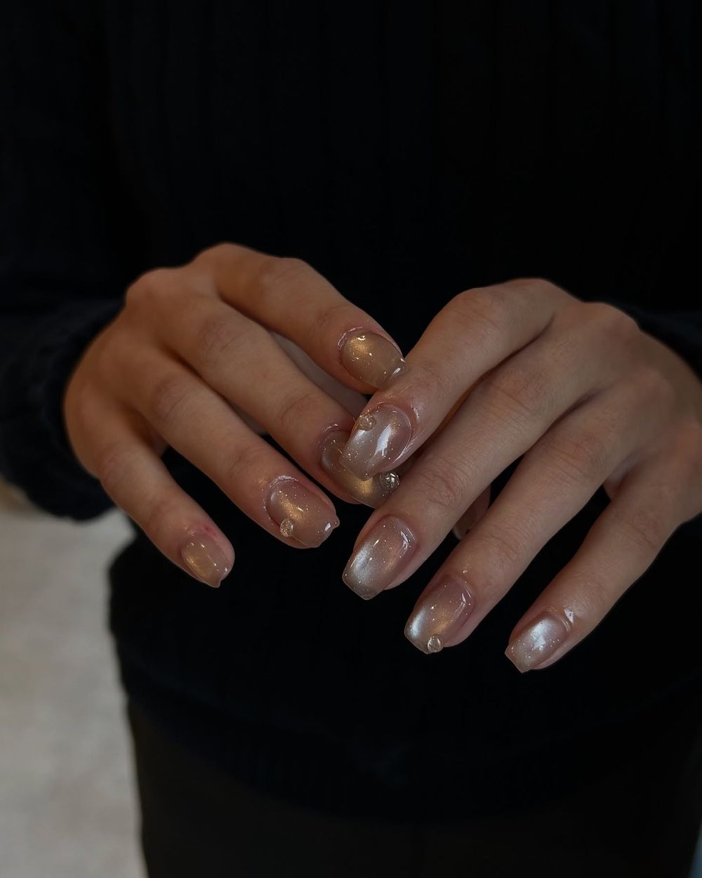 玻璃珠美甲正夯！秋冬「貓眼美甲」圖鑑，玻璃珠貓眼、愛心貓眼、亮片法式...，今年最流行摩卡棕＋霧霾藍！-3